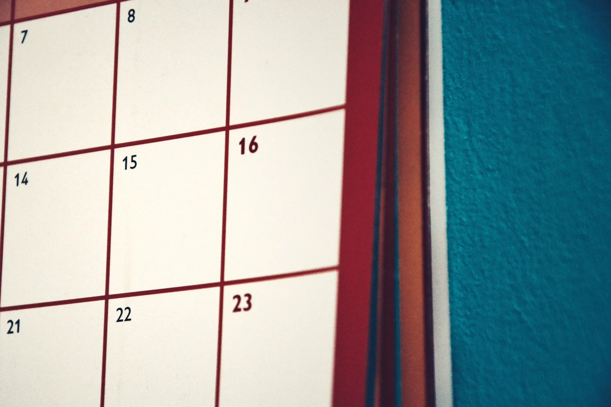 Calendrier mural français ouvert sur l’année 2026, dates fériées entourées en rouge, bureaux lumineux
